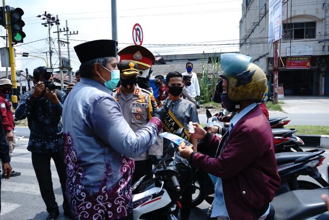 Pemantapan Kawasan Wajib Helm dan Masker yang berlangsung di KPR I Traffic Light jalan Raya Km. 5 Kelurahan Perawang Kecamatan Tualang, Kabupaten Siak  Kamis (30/7/2020).